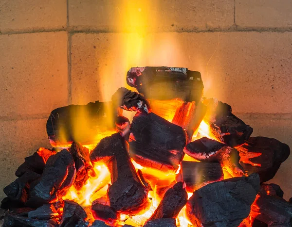 Detailní Záběr Hořícího Dřevěného Uhlí Plamenech Krbu — Stock fotografie