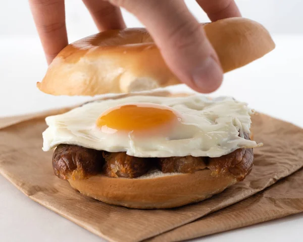 Крупный План Сочного Гамбургера Омлетом Бумажном Пакете — стоковое фото