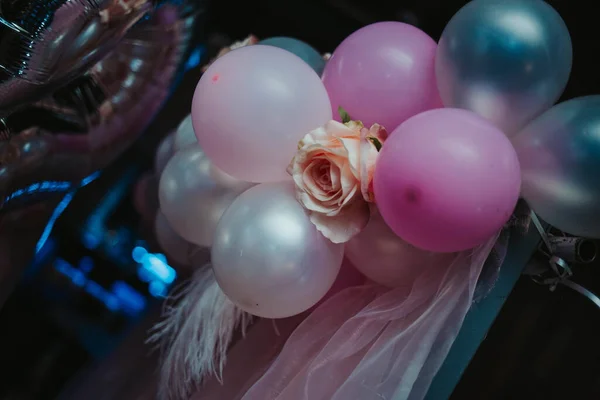 Een Closeups Shot Van Een Roos Met Ballonnen — Stockfoto