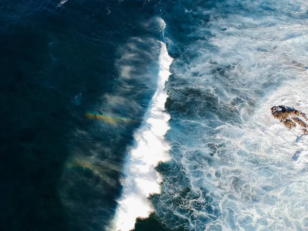 海のスプラッシュの空中ショット — ストック写真