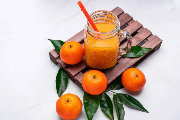 Närbild Färsk Mandarinjuice Glasburk Med Ett Återanvändbart Halm Plast Trälåda — Stockfoto