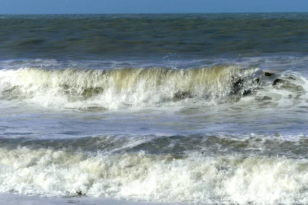 Een Prachtig Shot Van Golf Spetterend Overheen Een Strand — Stockfoto