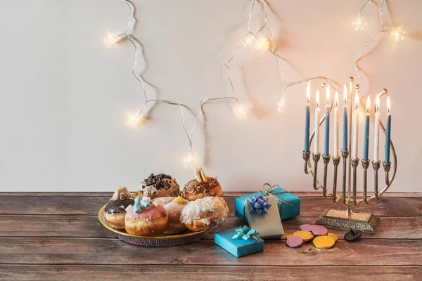 Chanoeka Menorah Viering Van Kaarsen Versierd Met Geschenken Lichten Een — Stockfoto