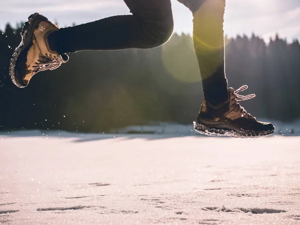 Primer Plano Una Persona Corriendo Día Nevado — Foto de Stock