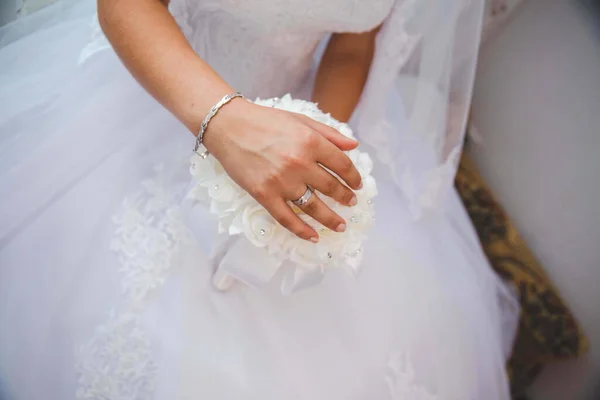 Die Braut Hält Ihren Schönen Strauß — Stockfoto