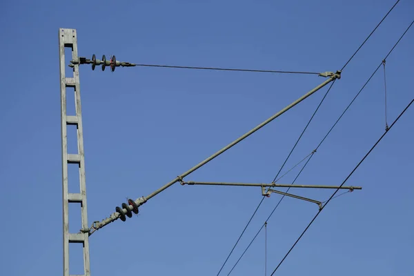 青い空に対する電柱上の電力線の低角度ショット — ストック写真