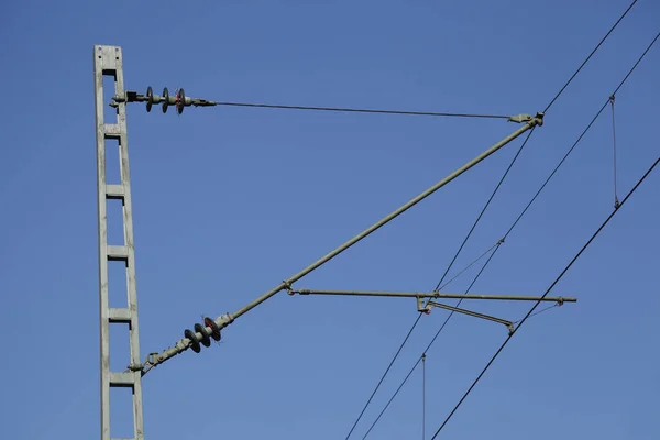 Tiro Ângulo Baixo Linhas Energia Poste Elétrico Contra Céu Azul — Fotografia de Stock