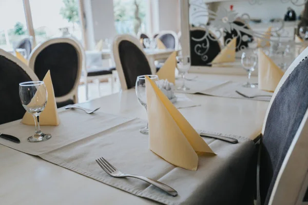 Primer Plano Una Mesa Preparada Para Cena Restaurante Con Fondo — Foto de Stock