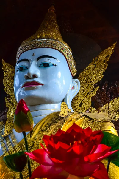 位于缅甸仰光Ngar Htat Gyi Pagoda的Gautama佛像的垂直截图 — 图库照片