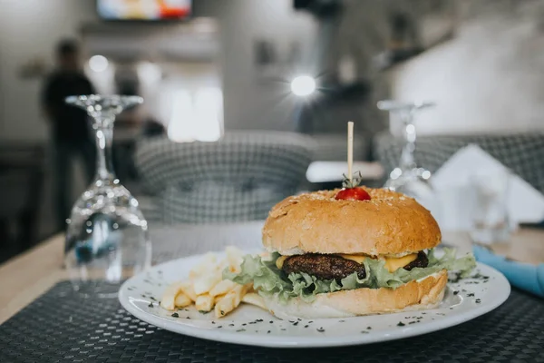 Delicioso Hambúrguer Servido Restaurante — Fotografia de Stock
