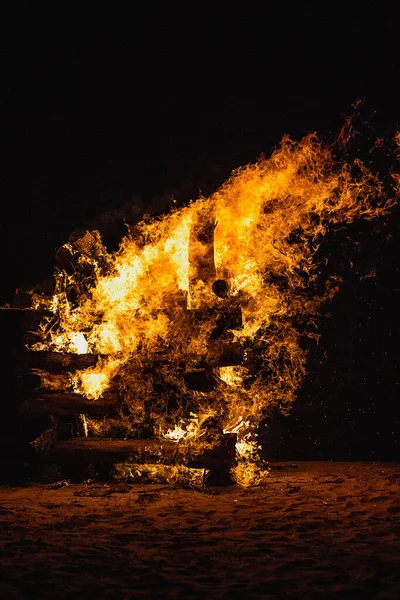 Eine Vertikale Aufnahme Eines Hell Brennenden Lagerfeuers — Stockfoto