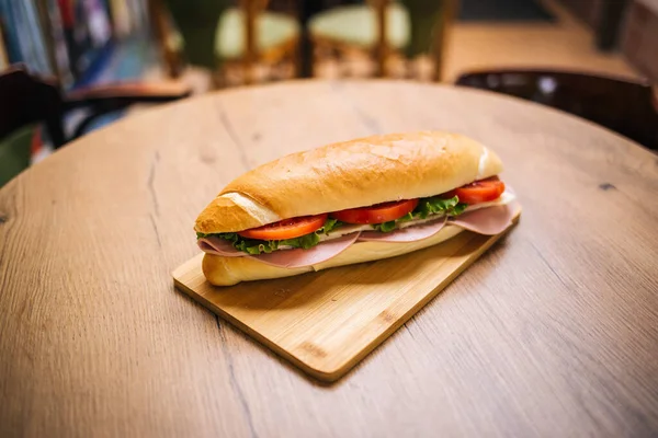 Salamlı Domatesli Salatalı Lezzetli Bir Sandviçin Yakın Çekimi — Stok fotoğraf