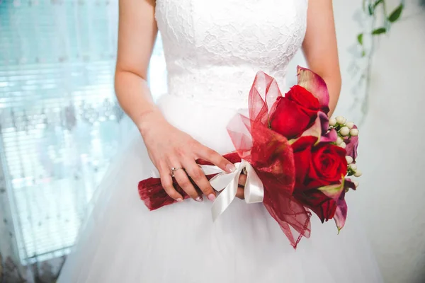 新娘手持红玫瑰花束的特写照片 — 图库照片