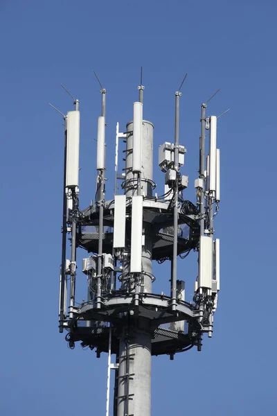 Tiro Vertical Torre Celular Com Mastro Transmissão Contra Céu Azul — Fotografia de Stock