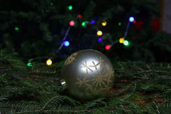 Adorno Navidad Plata Brillante Con Luces Árbol Navidad Fondo —  Fotos de Stock