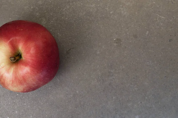 Eine Nahaufnahme Von Oben Eines Großen Saftigen Roten Apfels Auf — Stockfoto