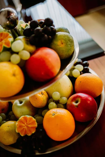 Disparo Vertical Frutas Frescas Recipiente Una Mesa — Foto de Stock