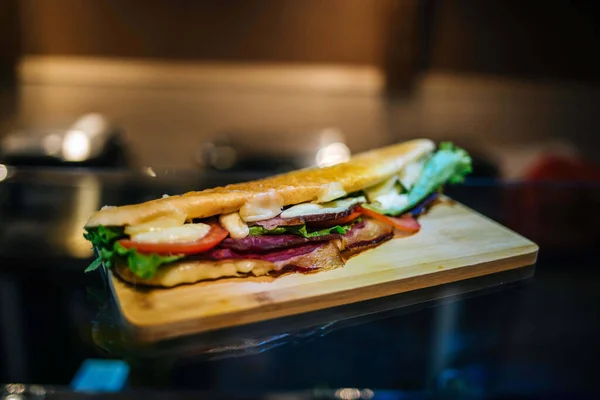 Delicioso Sándwich Una Tabla Madera Servida Restaurante —  Fotos de Stock