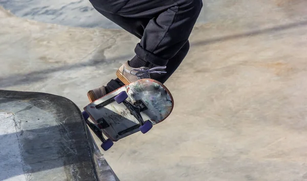 スケートパークの若い男性スケーター — ストック写真