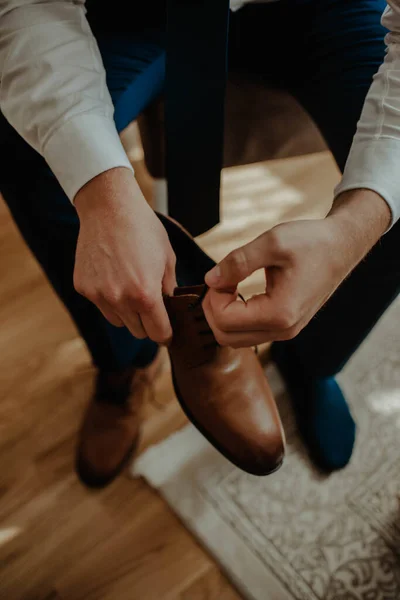 Вертикальний Знімок Нареченого Зав Язування Його Весільного Взуття — стокове фото