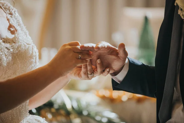 Een Close Van Bruid Die Een Ring Vinger Van Bruidegom — Stockfoto