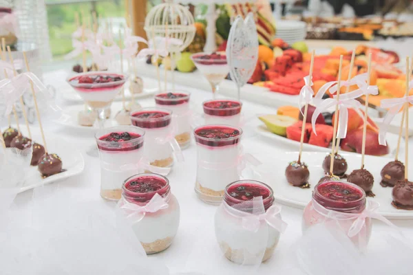 Tiro Foco Seletivo Uma Grande Mesa Buffet — Fotografia de Stock