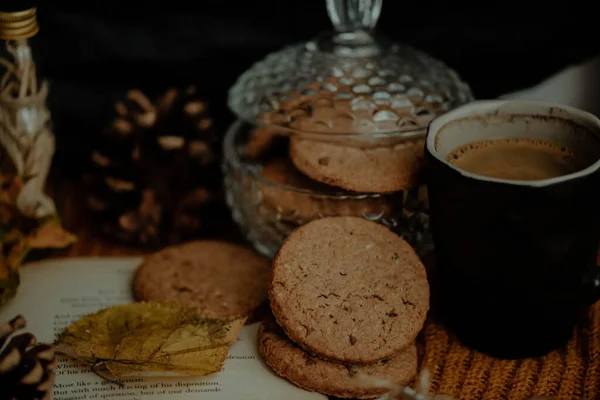 Eine Nahaufnahme Von Leckeren Plätzchen Und Kaffee Einem Herbstlichen Deko — Stockfoto