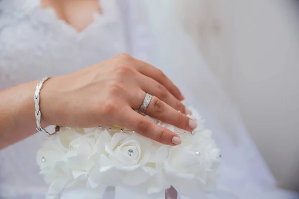 新娘的手与戒指的特写镜头 — 图库照片