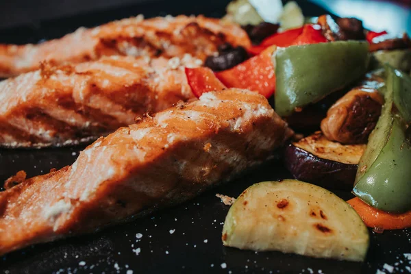 Primer Plano Pescado Frito Con Verduras Especias Plato Con Fondo — Foto de Stock