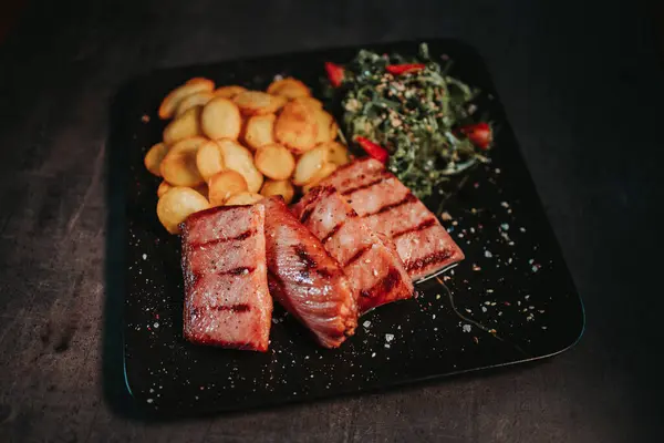 Tiro Alto Ángulo Pescado Frito Con Ensalada Papas Fritas Plato —  Fotos de Stock