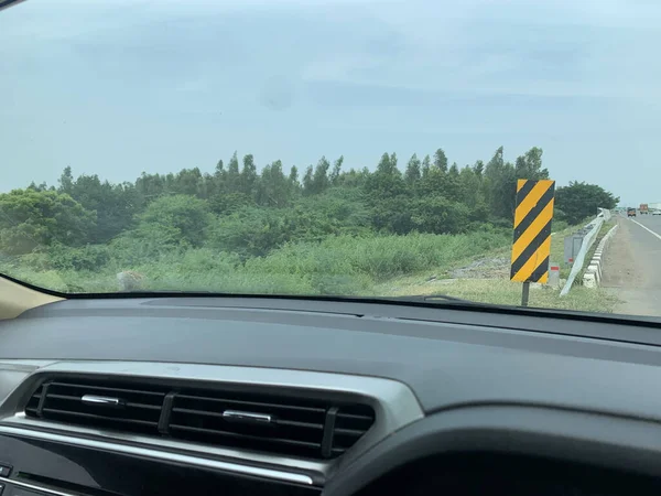 Gros Plan Une Voiture Garée Près Arbres Verts — Photo