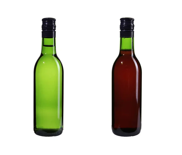 Eine Leere Und Eine Volle Bierflasche Isoliert Auf Weißem Hintergrund — Stockfoto