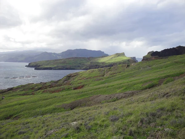 Ein Schöner Blick Auf Grüne Hügel Küstennähe Auf Madeira Portugal — Stockfoto