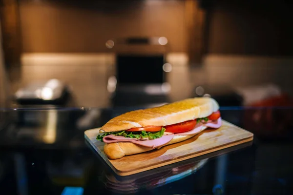 桌上美味三明治的精选焦点镜头 — 图库照片
