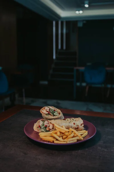 Una Toma Vertical Plato Shawarma Con Papas Fritas Café — Foto de Stock