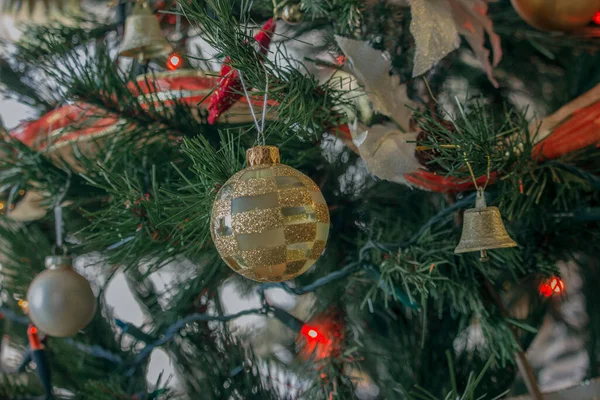 Tiro Close Uma Árvore Natal Com Bolas Brilhantes — Fotografia de Stock