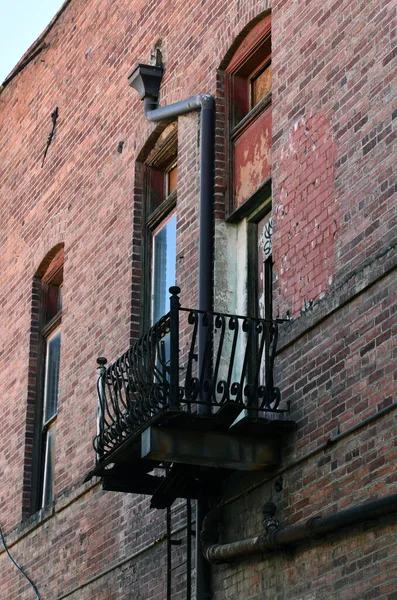 砖造公寓楼里一个小阳台的垂直照片 — 图库照片