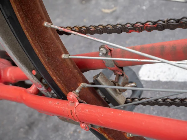 一辆锈蚀的自行车零件特写镜头 — 图库照片
