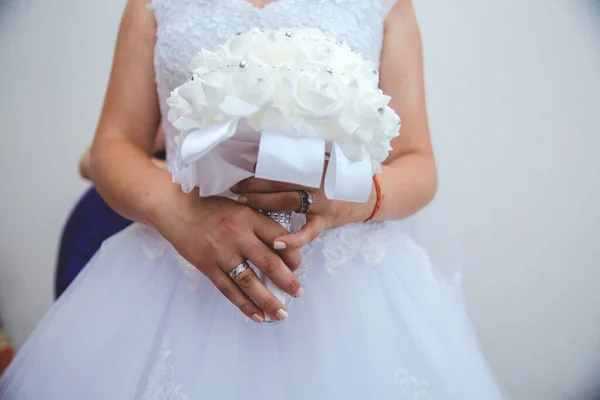 Primo Piano Una Sposa Che Tiene Mazzo Rose Bianche — Foto Stock