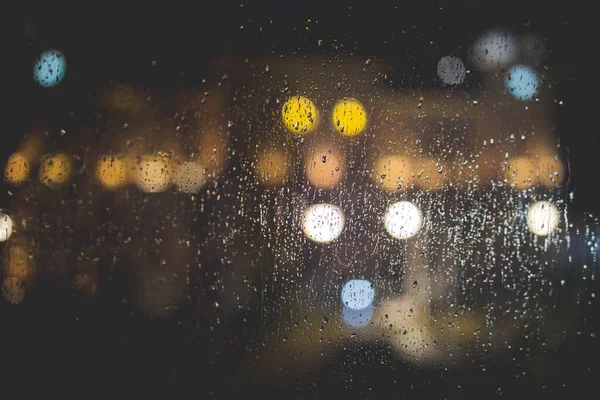 Σταγόνες Της Βροχής Ένα Ποτήρι Φώτα Bokeh Θολή Φόντο — Φωτογραφία Αρχείου