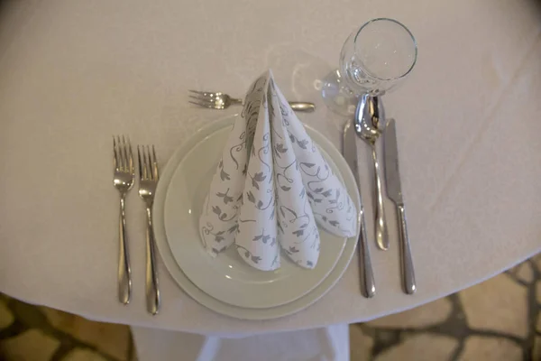 Eine Ansicht Einer Gefalteten Papierserviette Auf Tellern Auf Dem Tisch — Stockfoto