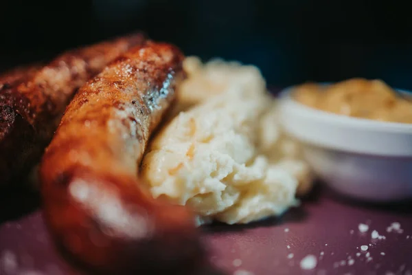 Een Selectief Focusshot Van Heerlijke Gerookte Worsten Met Aardappelpuree Saus — Stockfoto