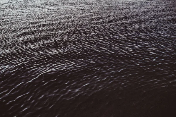 暗い水の波紋のクローズアップショット — ストック写真