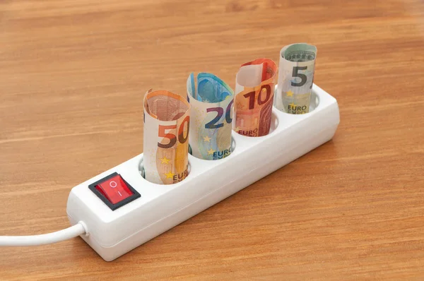 Biała Listwa Zasilająca Walcowanymi Banknotami Euro Koncepcja Wysokich Kosztów Zużycia — Zdjęcie stockowe