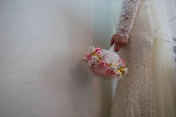 Una Foto Selettiva Una Sposa Che Tiene Bouquet Sposa — Foto Stock