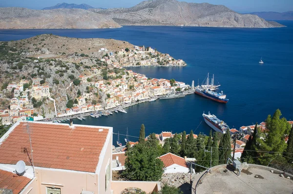 Eine Faszinierende Aufnahme Der Griechischen Insel Symi Mit Gebäuden Und — Stockfoto