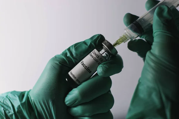 Πράσινο Χέρι Γάντια Τραβώντας Από Βάζο Εμβόλιο Covid Ένα Σωλήνα — Φωτογραφία Αρχείου