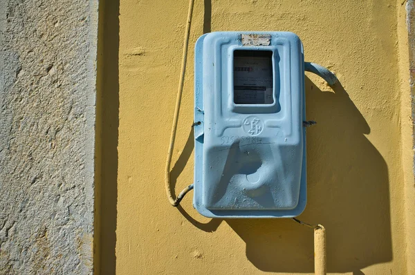 Symi Yunan Adasında Bir Duvarda Bir Elektrik Sayacı — Stok fotoğraf