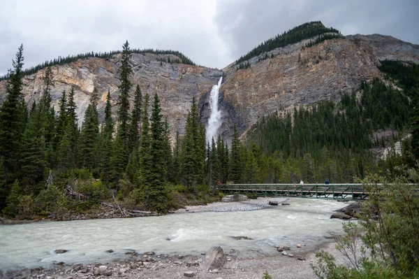 Una Hermosa Toma Una Cascada Parque Nacional Yoho Canadá —  Fotos de Stock