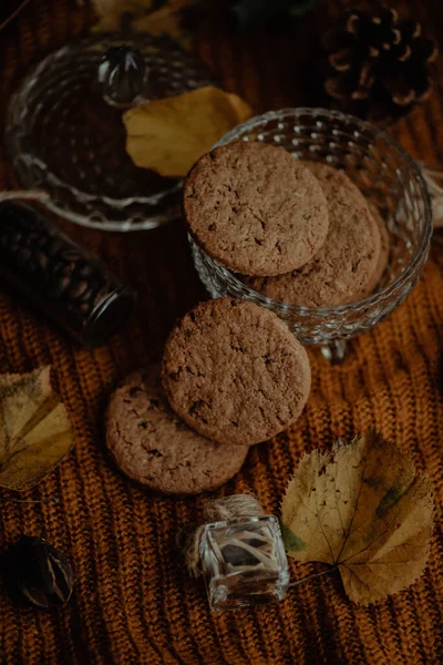 Вертикальный Высокий Угол Съемки Вкусного Печенья Осеннем Декоративном Наборе — стоковое фото